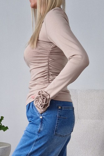 Bawełniana bluzka Rosalia z różą 3D na rękawach beżowa
