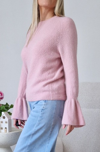 Sweter Bellis z baby alpaką z rozkloszowanymi rękawami typu dzwonek pastelowy róż